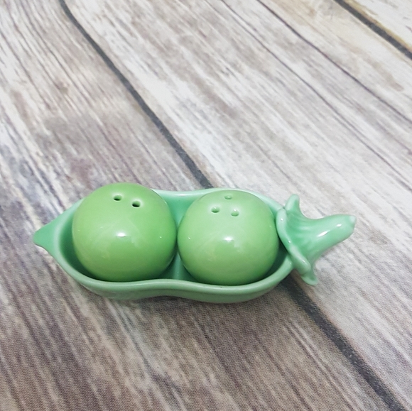 unknown Other - Peas in a Pod Salt and Pepper Shakers